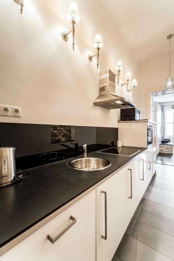 Bpr B&W Elegant Home Budapest Exterior photo